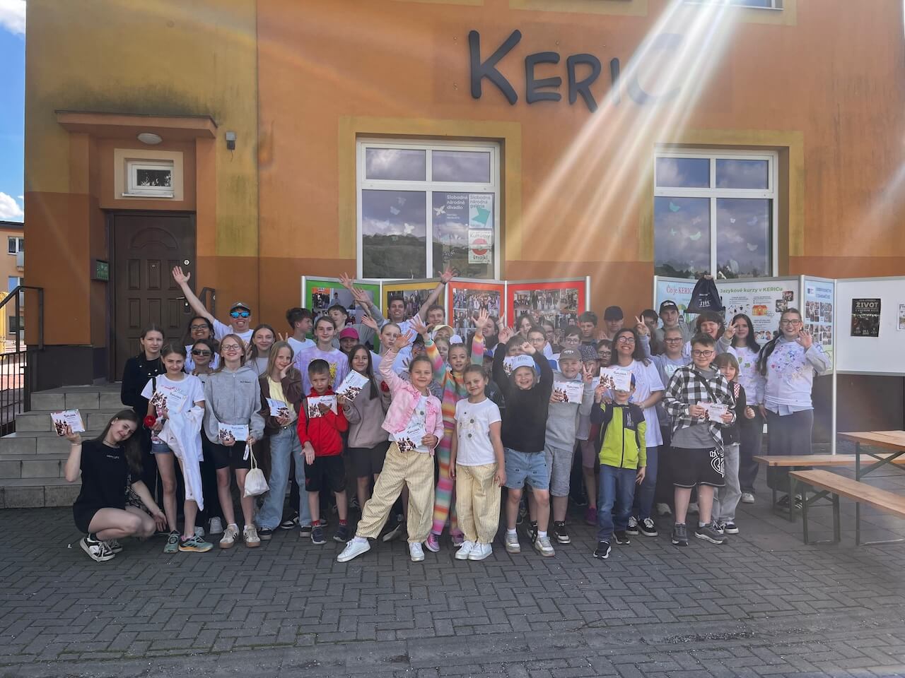 ESC dobrovolnik vedie neformalnu aktivitu pre deti v KERICu