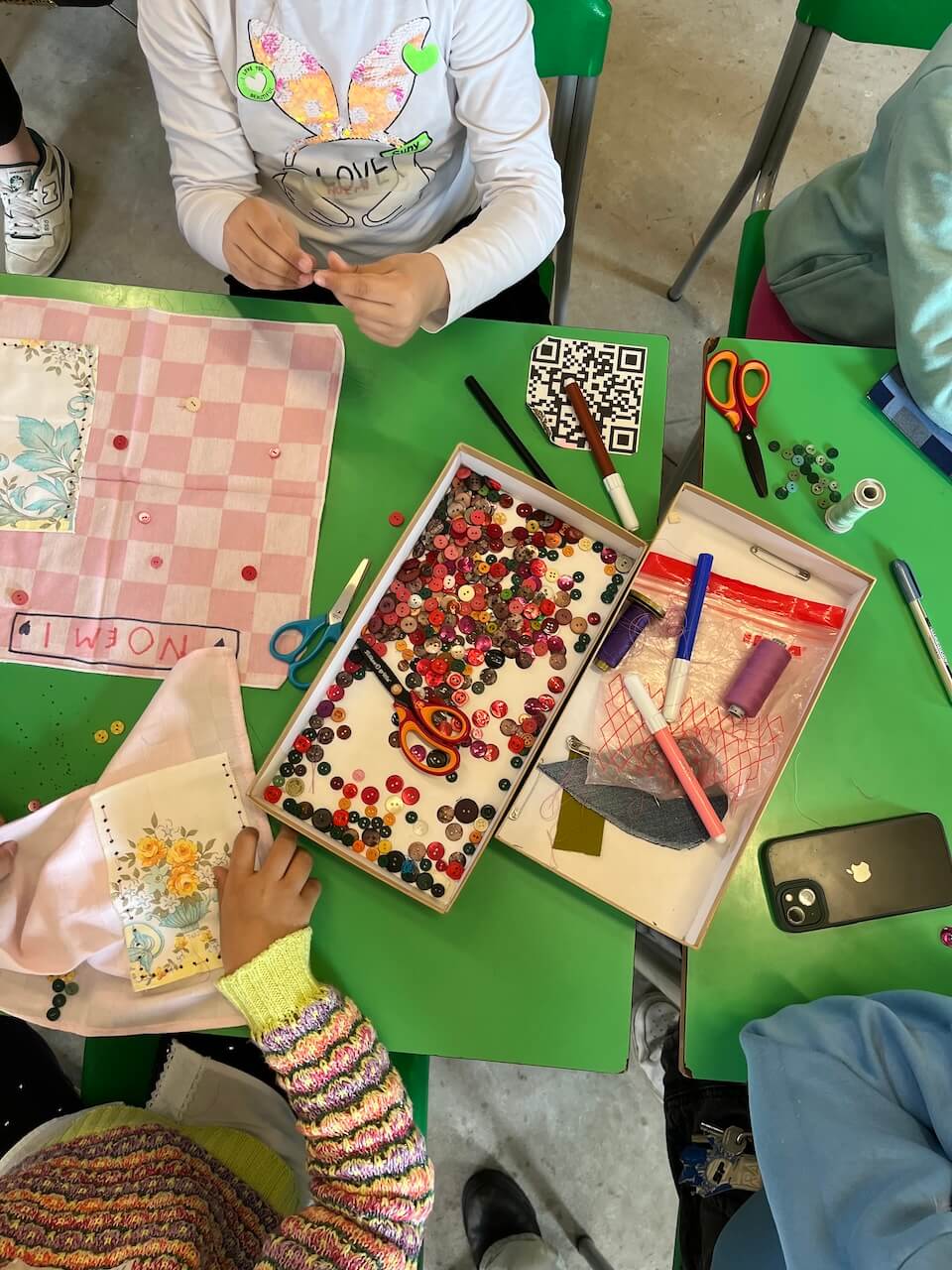 Deti zo základných škôl na workshope, kde sa učili základy šitia - ako prišiť gombík