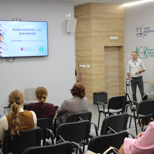 pavol struhar at a lecture on youth radicalisation