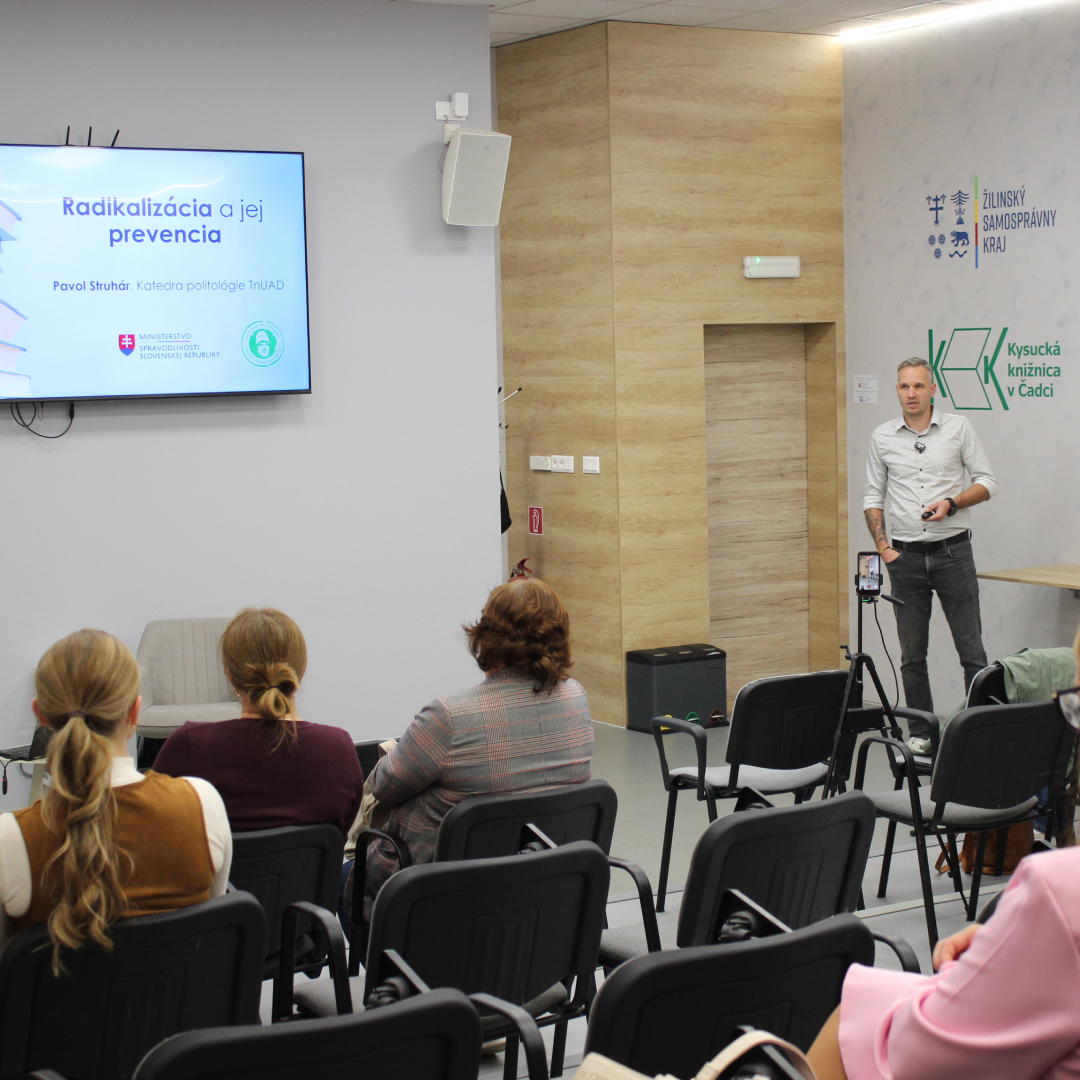 pavol struhar at a lecture on youth radicalisation