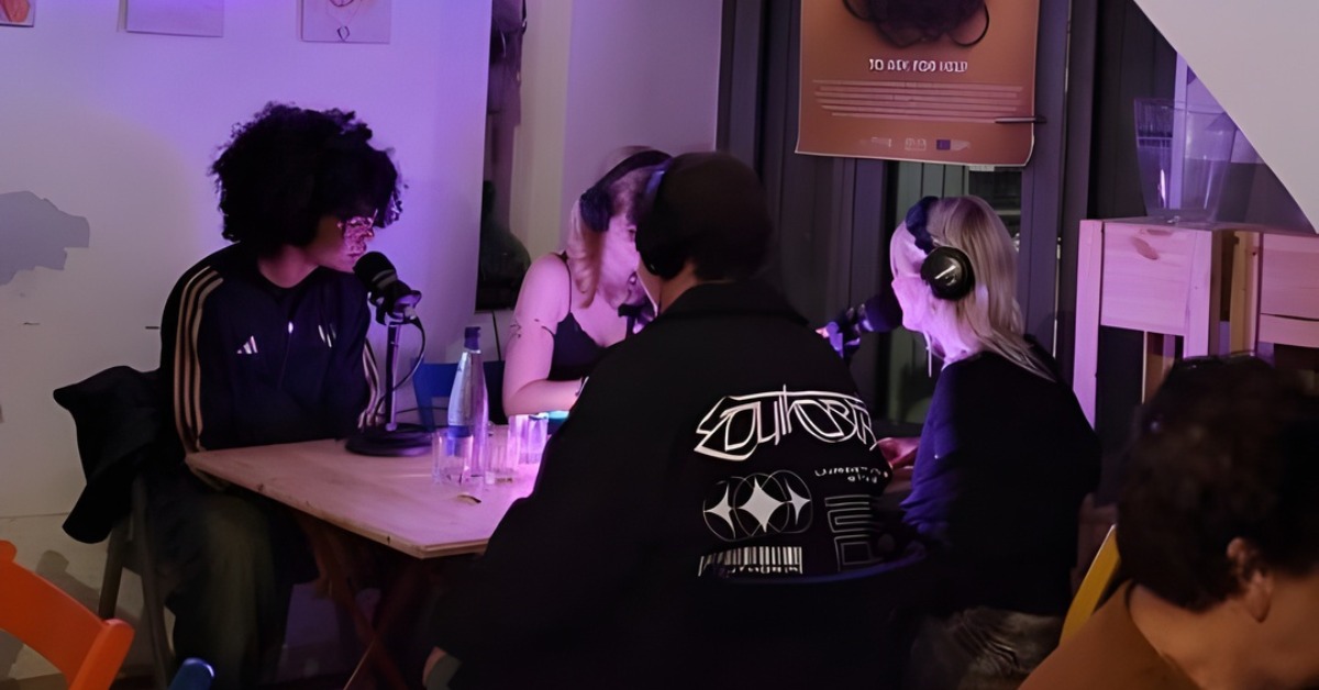 Od nočných podcastov o duševnom zdraví po umelecké workshopy s mládežou: Sára nie je len v Agorateca, ona posilňuje komunitu!